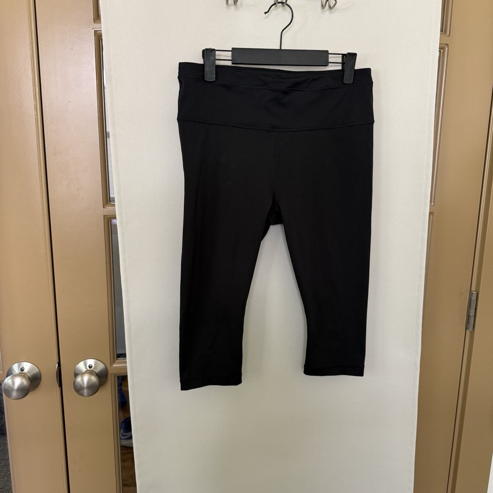 Athleta Womens Large Black Accelerate Crop/Bermuda Shorts Work Out Yoga‎ Running